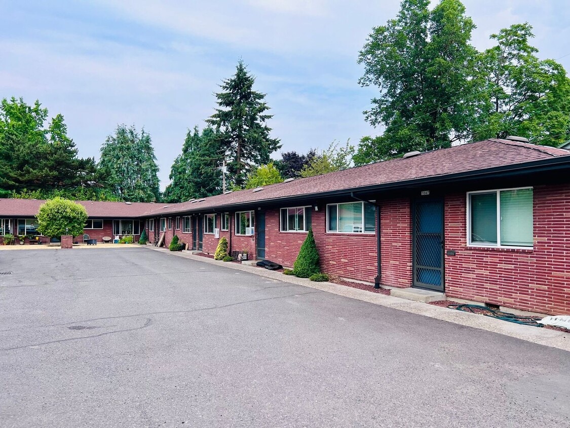 Primary Photo - Single level 1 bed meets Mid-Century cool