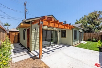 Building Photo - 418 N Frederic St