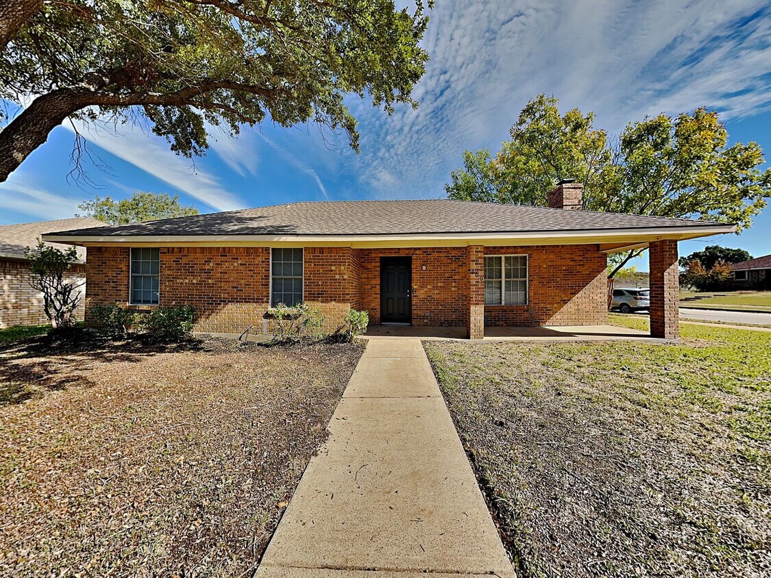 Foto principal - Spacious 3-Bed, 2-Bath Home with Garage, F...