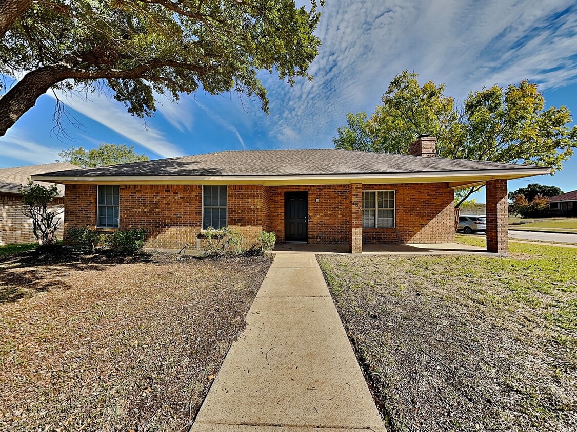 Primary Photo - Spacious 3-Bed, 2-Bath Home with Garage, F...