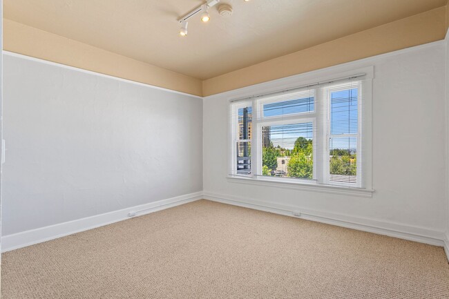 Building Photo - 1 Bedroom close to SW! Pets Ok! Walking di...