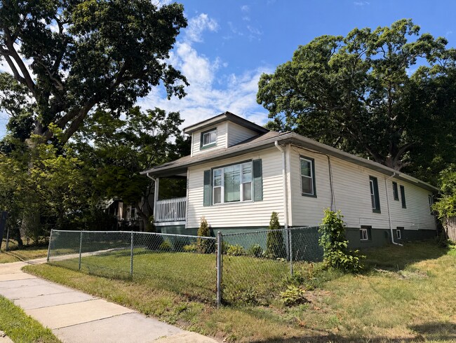 Building Photo - 822 Prospect Ave
