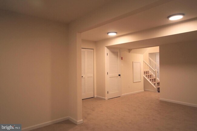 Building Photo - 400 Amy Ct