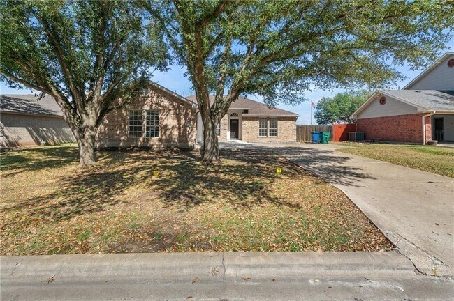 Building Photo - 2906 Greenlawn St