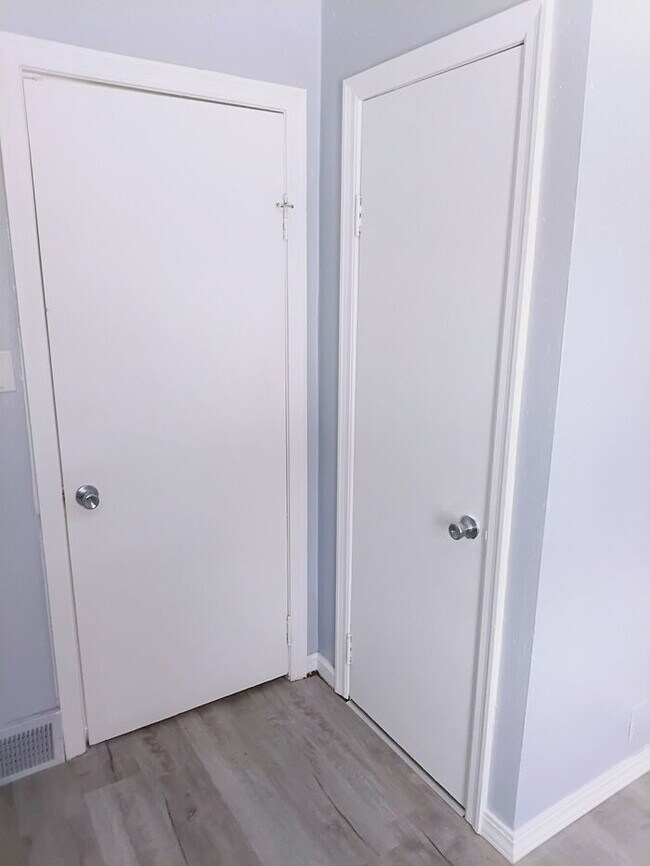 Building Photo - Fully Renovated 2 Bed | Fresh, Clean, Move-In Ready