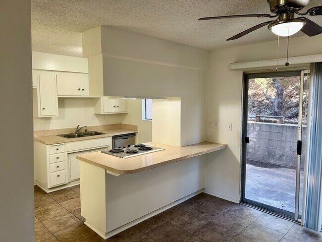 Foto del edificio - REALLY NICE 2BD & 1.5BA TOWNHOME IN FULLERTON