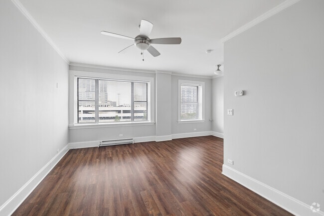 1BR, 1BA - 600SF - Living Room - 817 W Lakeside Place