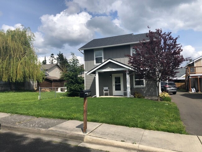Building Photo - Newer Pet Friendly Home with detached Garage close to Barkley Trail system