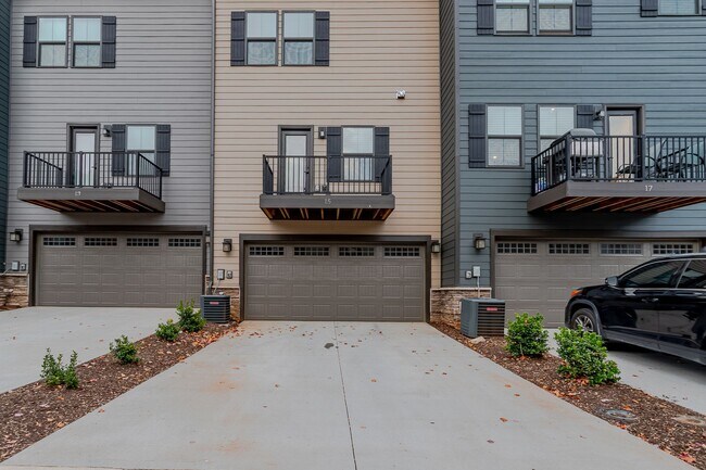 Building Photo - 3 Bedroom 2.5 Bathroom Three Story Townhom...