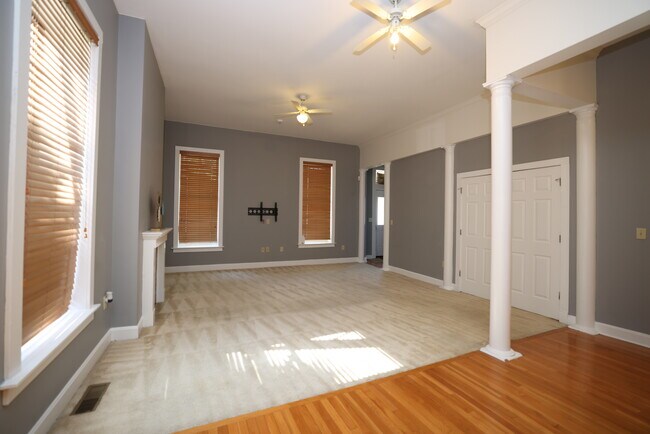 Sala de estar trasera - 852 Lincoln Ave
