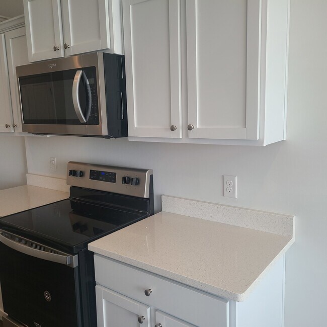 Building Photo - Four Bedroom Home in Heartstone Lakes!