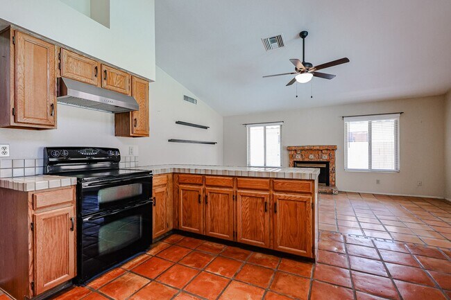 Building Photo - Welcome to this stunning 4 bedroom, 2 bath...