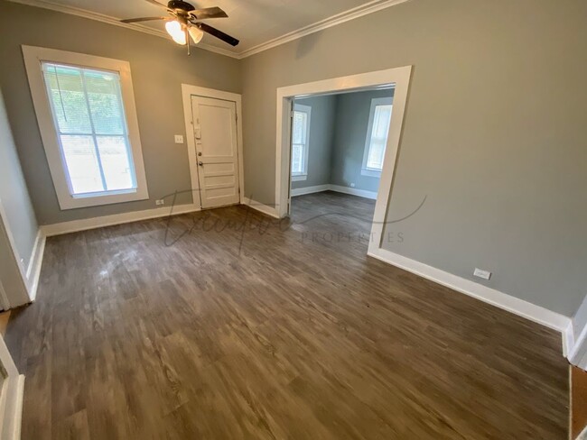 Building Photo - Fully Updated 2-Bedroom 1-Bathroom House i...