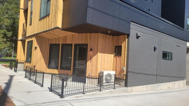 Building Photo - 1601 Park Ave
