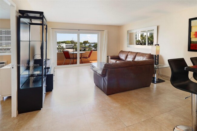 Foto del edificio - 220 Kings Point Dr