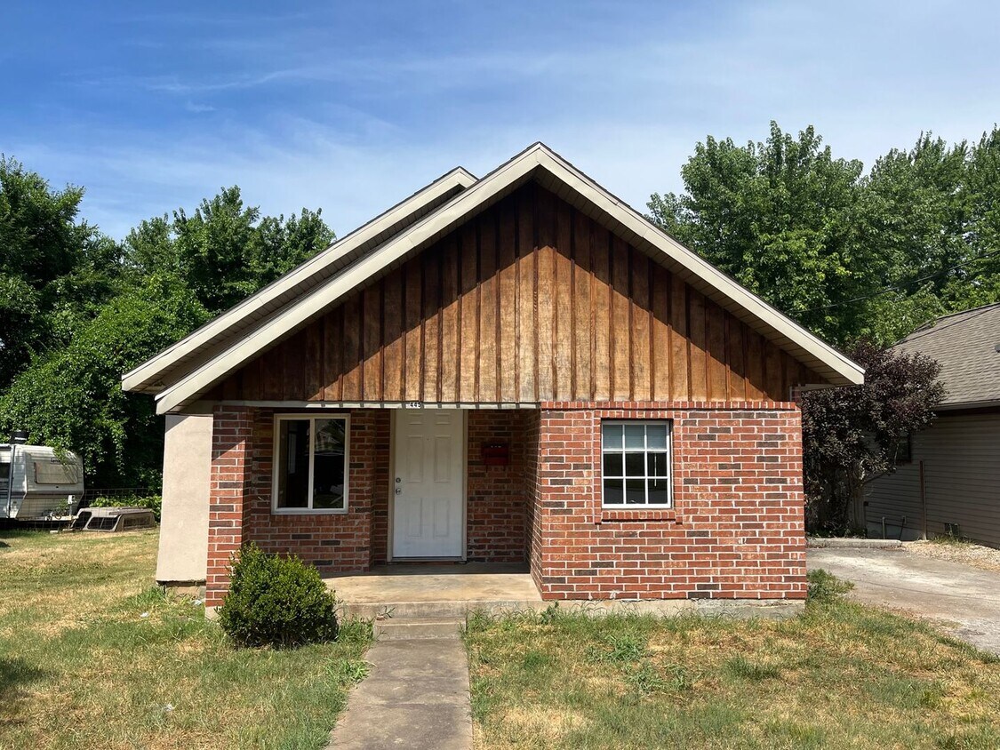 Foto principal - 2 Bed/1 Bath home near Downtown Springfield