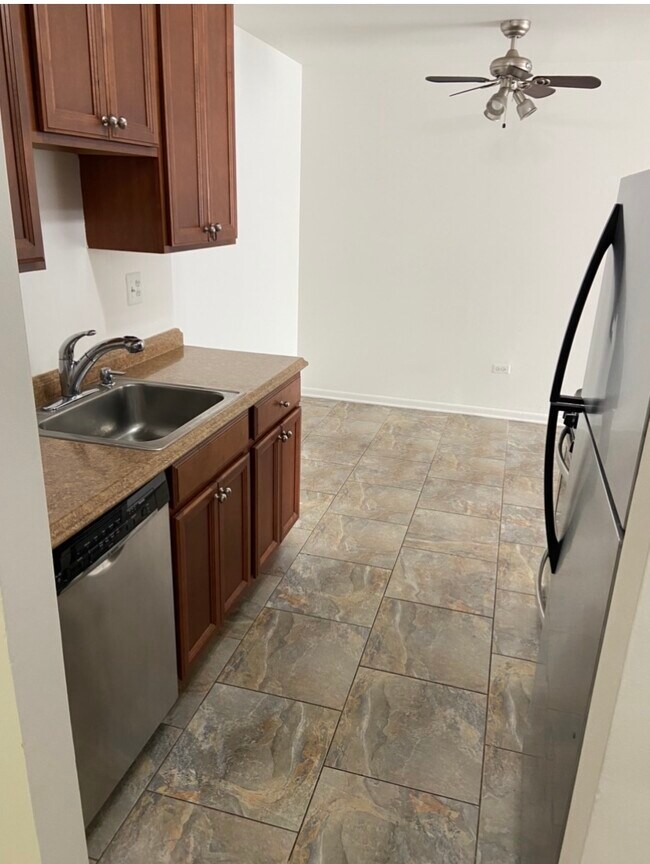 Foto del edificio - 8901 N Western Ave