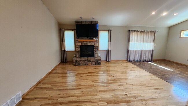 Foto del edificio - 1329 Pinecrest Ln