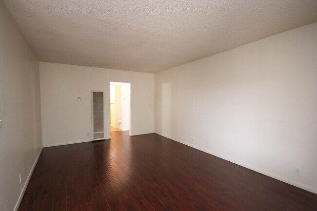 Foto del edificio - 3010 Montrose Ave