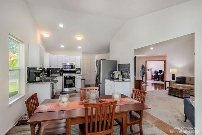 Foto del edificio - 4267 Knollcrest Dr