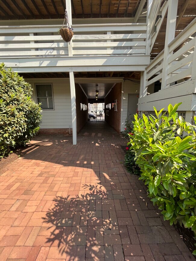 Foto del edificio - 10 W All Saints St