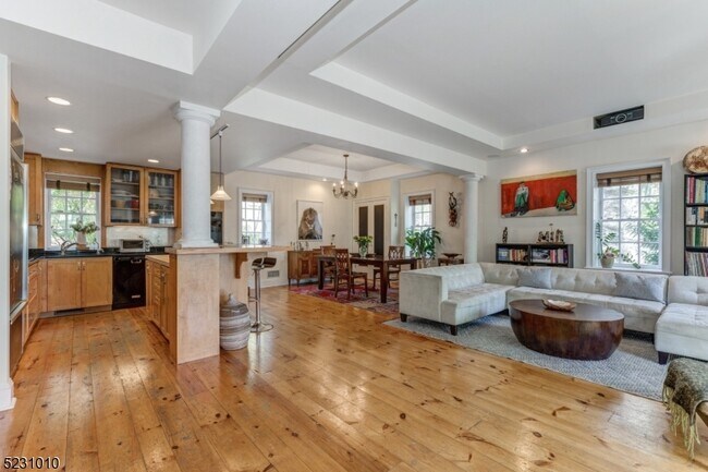 Foto del edificio - 384 Warwick Ave