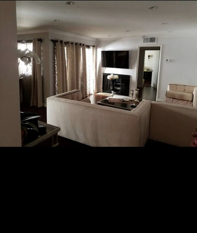Sala de estar - 1339 N Columbus Ave