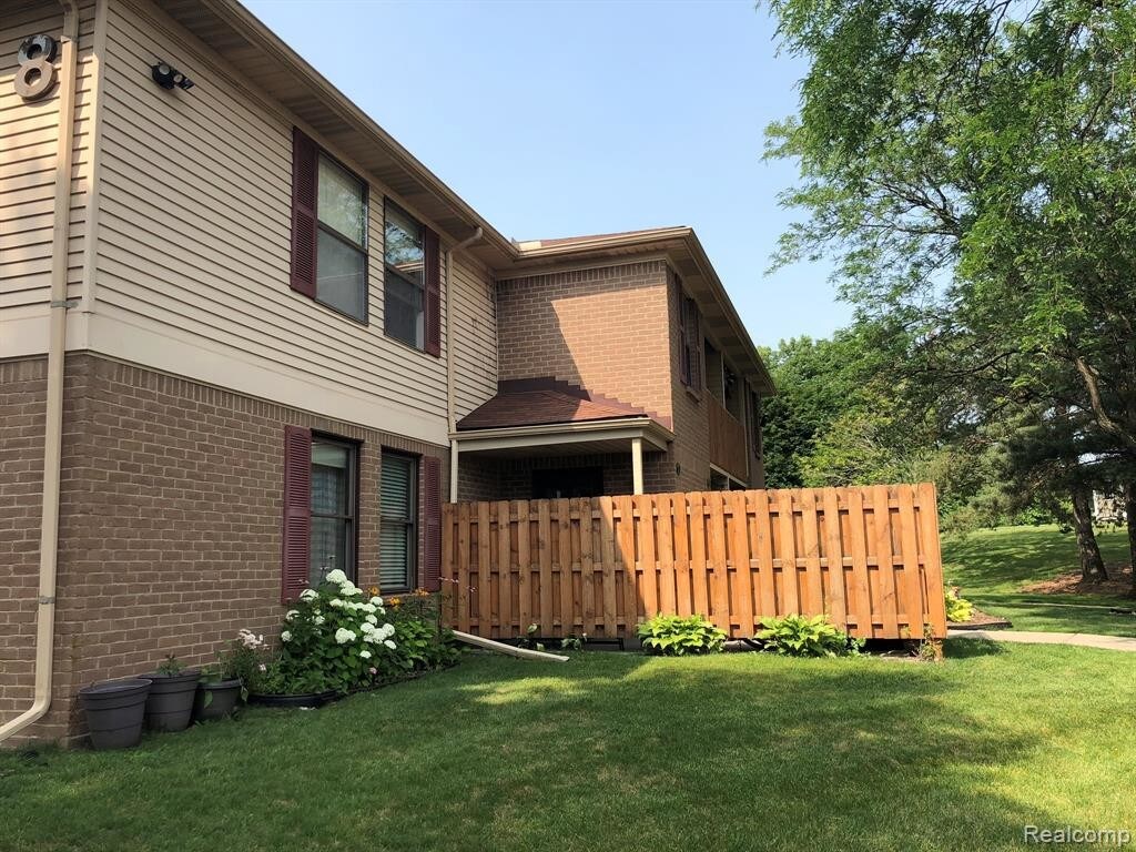 Foto principal - 19353 Surrey Ln