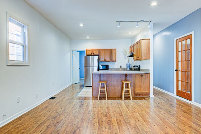 Foto del edificio - 313 E Spring St