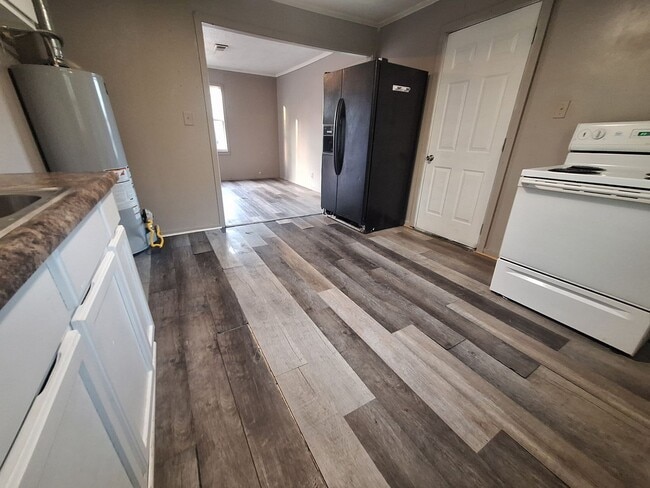 Building Photo - Affordable 3 Bedroom Duplex
