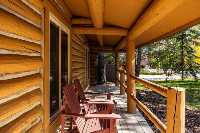 Foto del edificio - Updated Log Cabin in Park City — Modern Co...