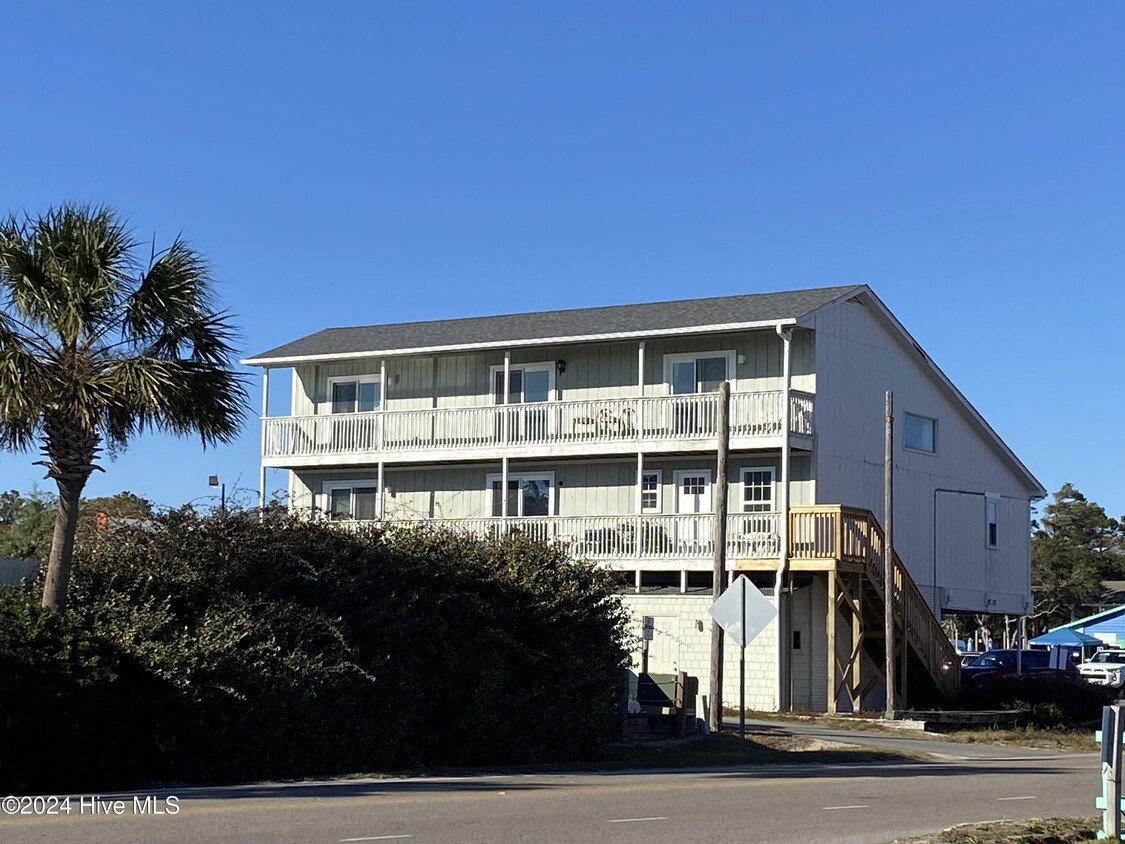 Foto principal - 5721 E Oak Island Dr