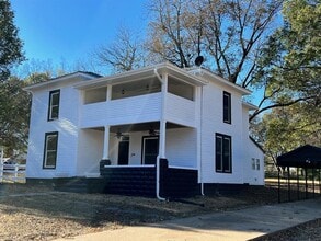 Building Photo - 154 Elm St