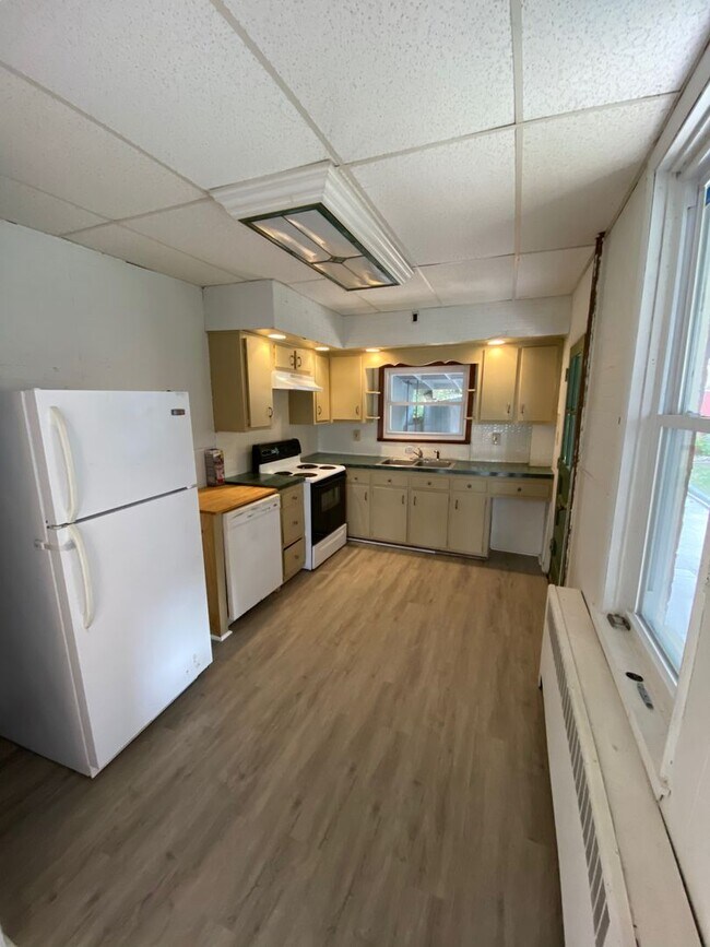 Building Photo - Large 2 BD End Unit With Off Street Parkin...