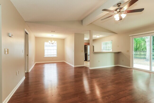 Foto del edificio - 7775 Enderby Ave E