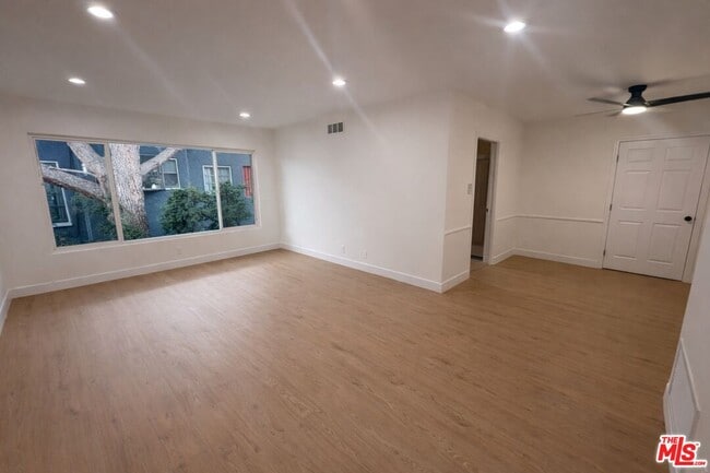 Foto del edificio - 447 S Palm Dr