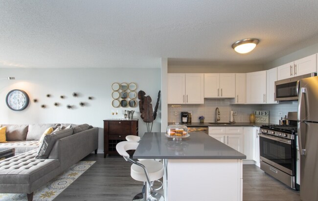 Building Photo - 573 N State St