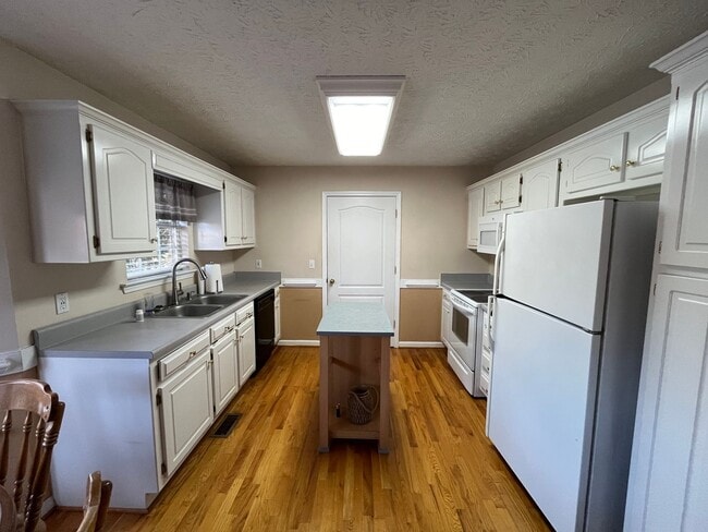 Building Photo - 3 Bedroom, 2 Bathroom - Home in Calhoun!