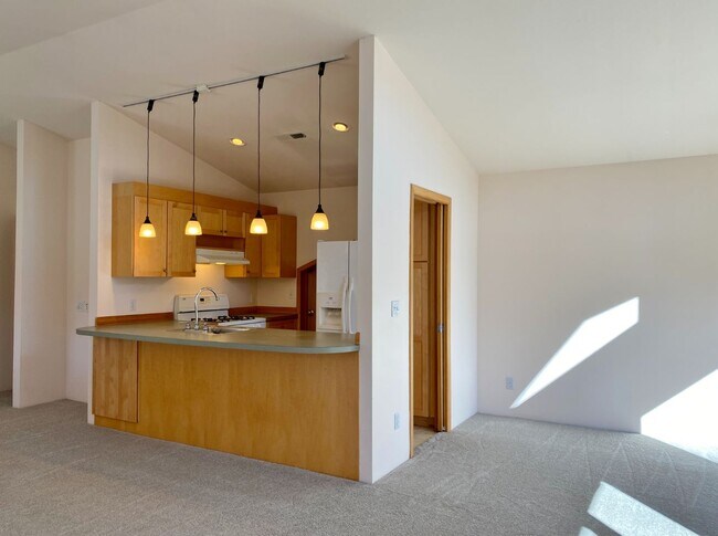 Building Photo - Cute Townhouse On Private Drive In White Salmon, WA