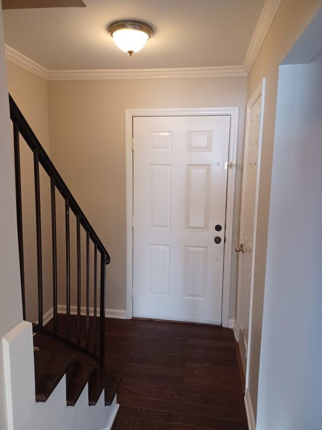 Building Photo - 3 br, 2.5 bath House - 127 Brentwood Pt.