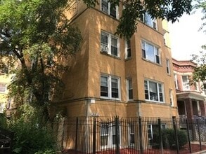 Building Photo - 2912 N Albany Ave
