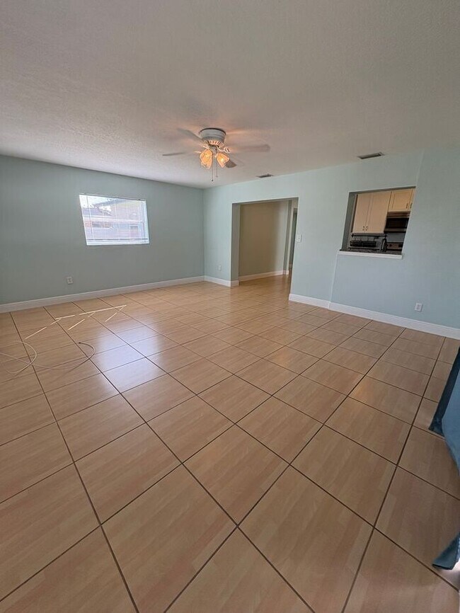 Foto del edificio - 3 Bedrooms on a fenced back yard and a sough after school zone Lawn Care included