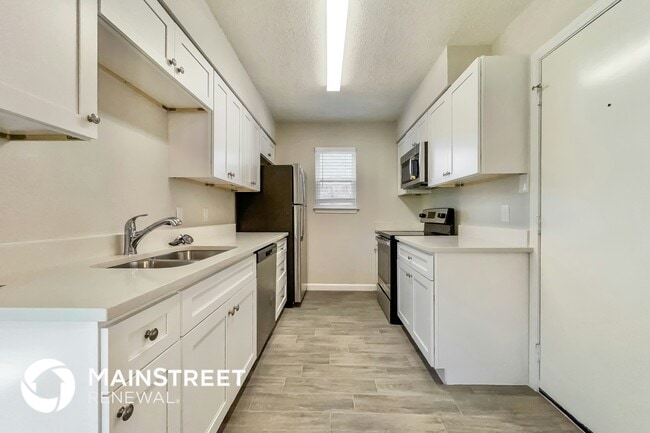 Building Photo - 12920 Spring Oak Dr