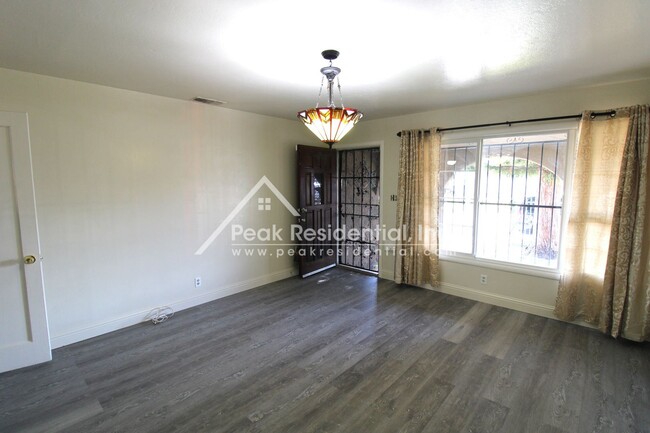 Foto del edificio - 2 br, 1 bath House - 4521 Iowa Avenue