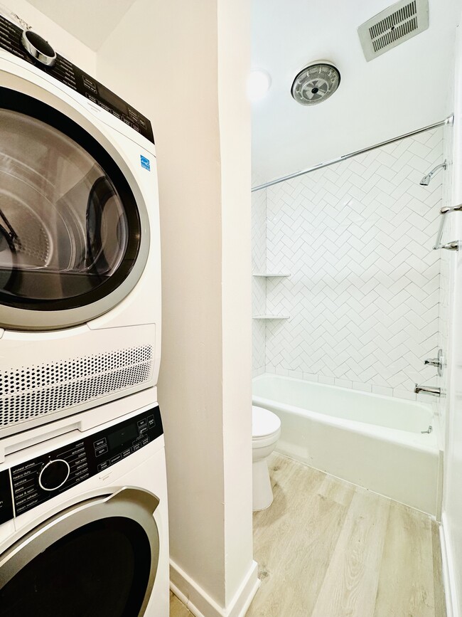 Building Photo - 2332 S Bentley Ave