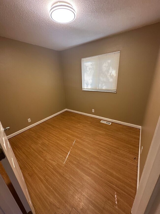 Building Photo - Great 3-bedroom w/ BONUS room in basement!...