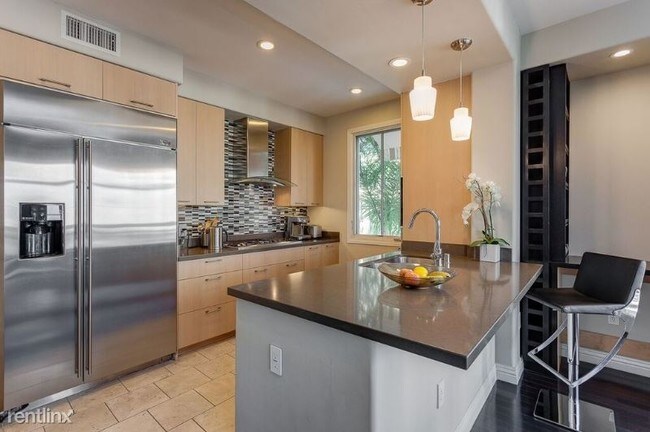 Foto del edificio - 100 Caruso Ave