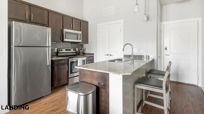 Foto del edificio - 4300 Cromwell Dr