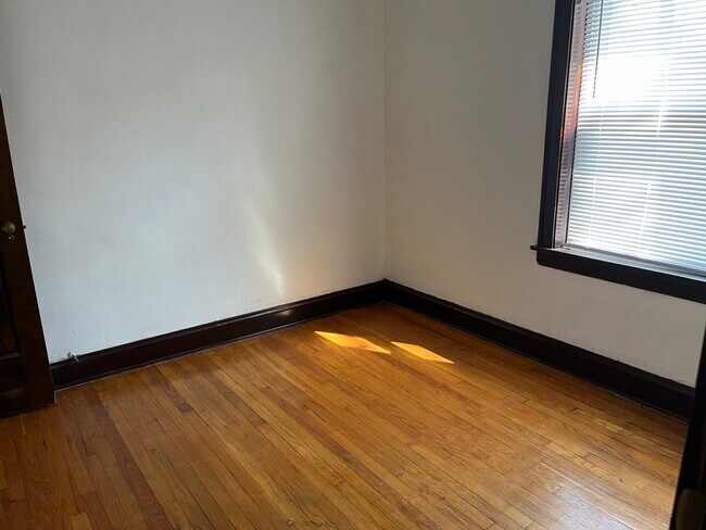 Building Photo - 2514 W 70th St
