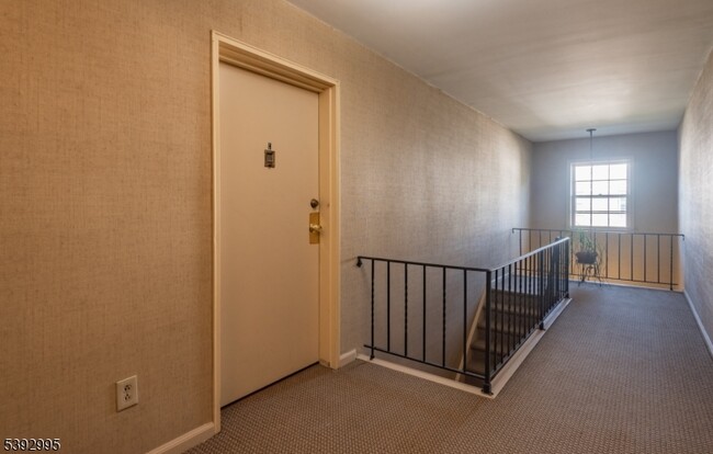 Foto del edificio - 135 S Maple Ave